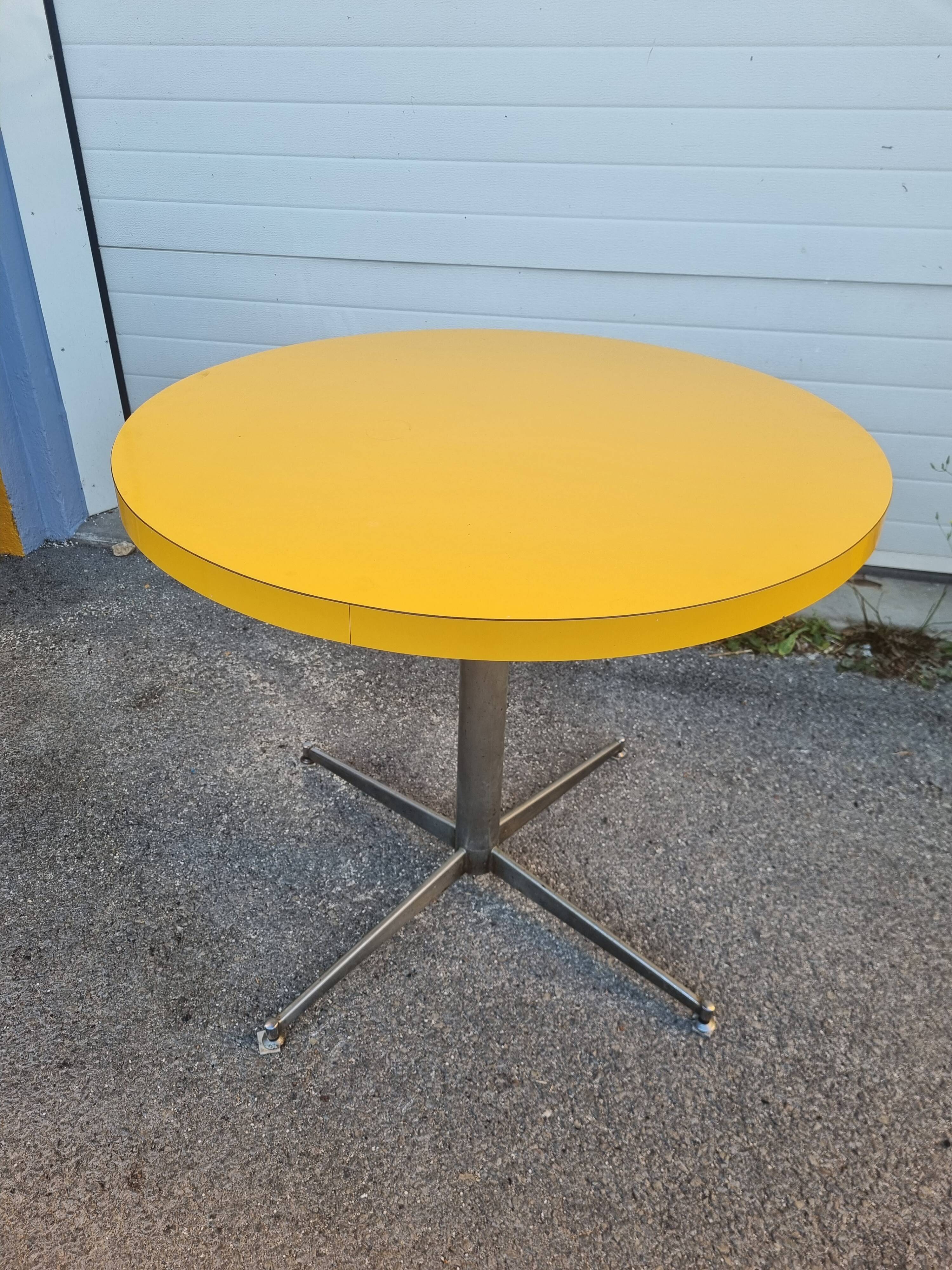 Round table formica yellow 1970