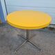 Table ronde formica jaune 1970
