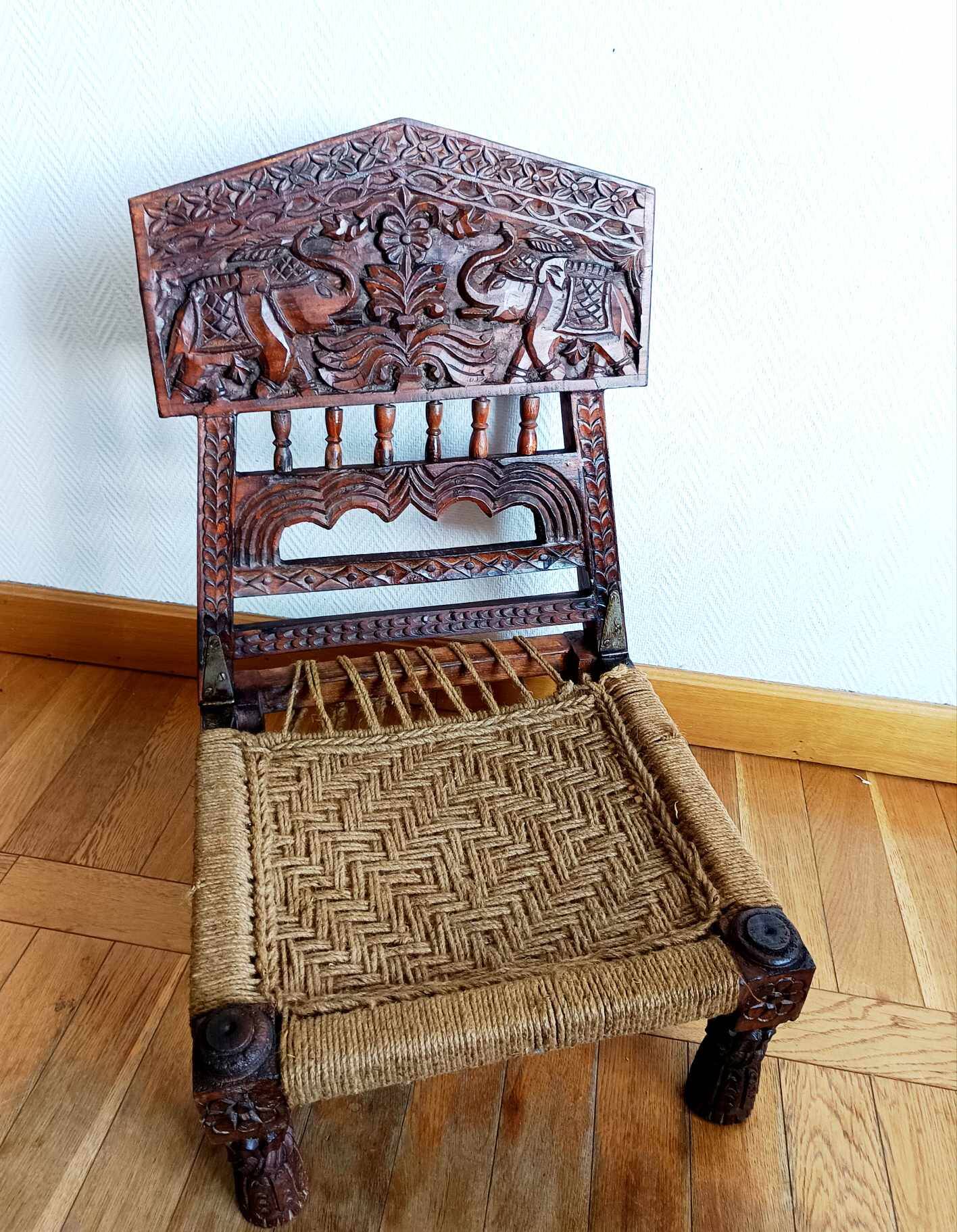 Paire de chaises basses traditionnelles, Indonésie