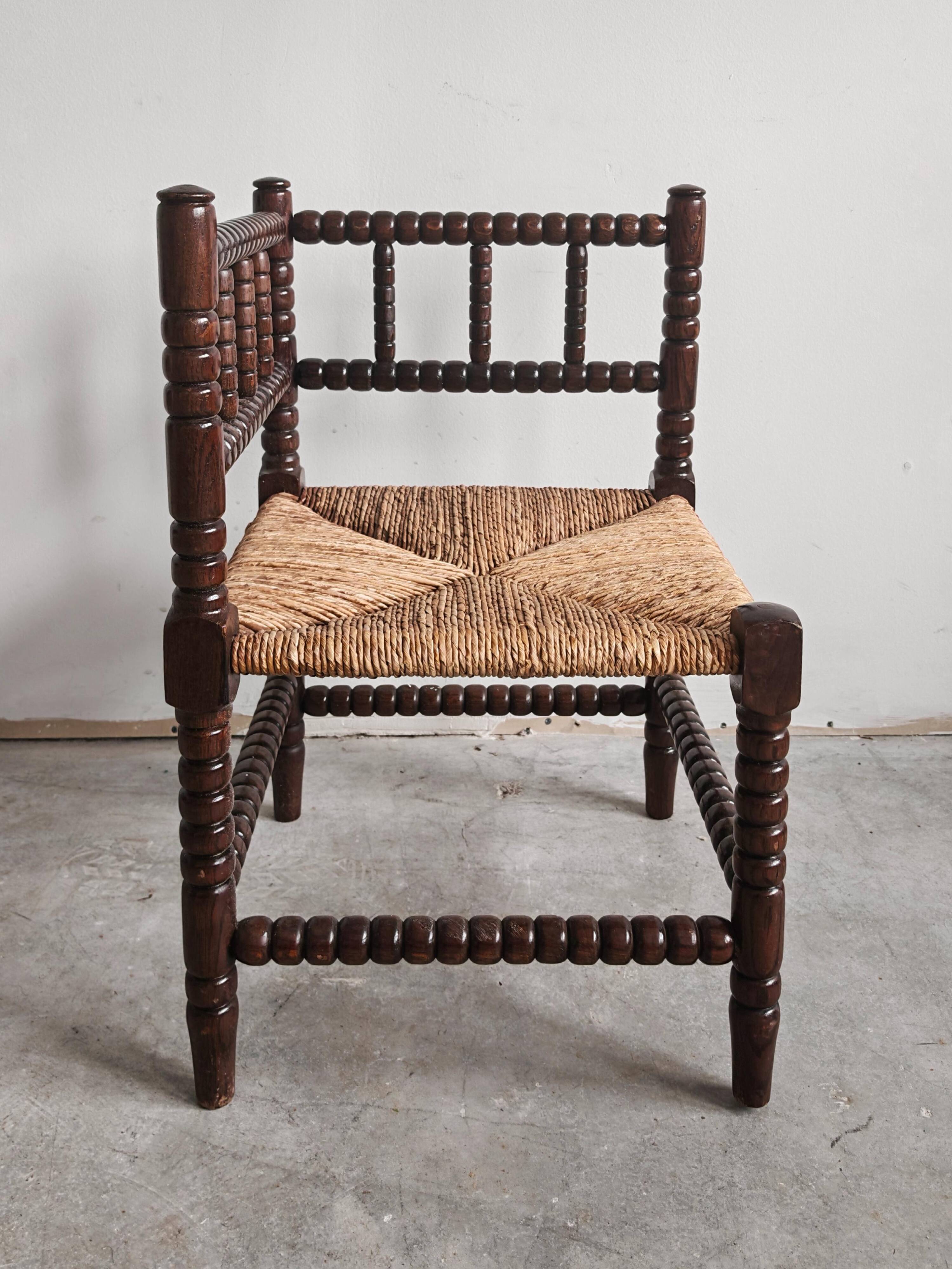 Chaise d’angle française provinciale ancienne en chêne sculpté, 1910