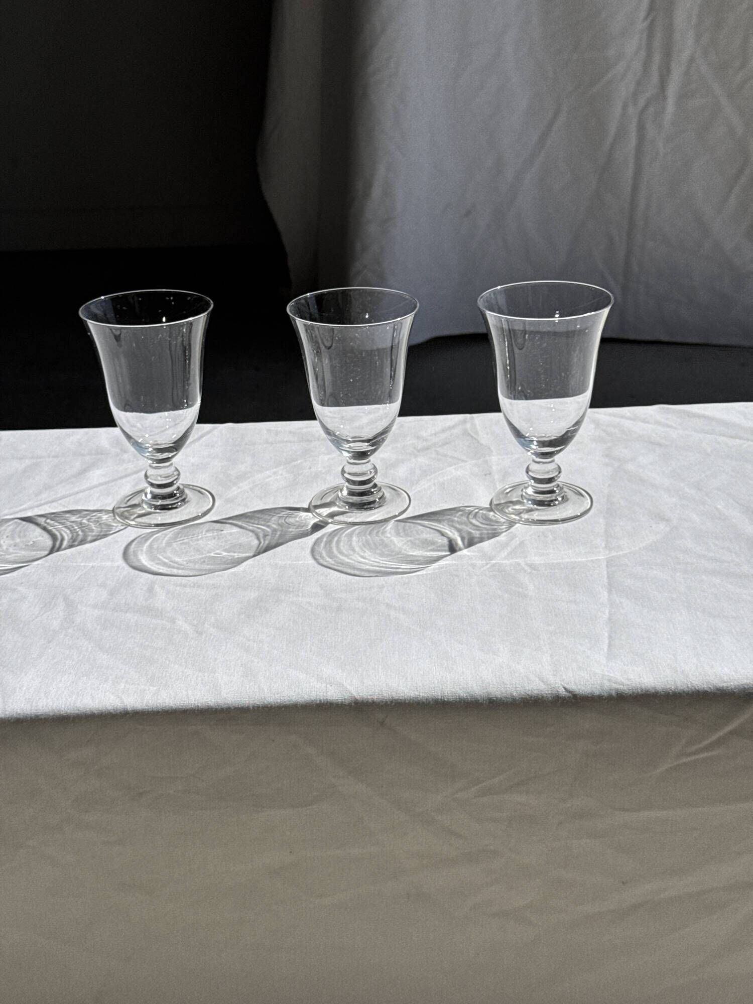 Set of 3 vintage stemmed glasses in clear glass H14 D10