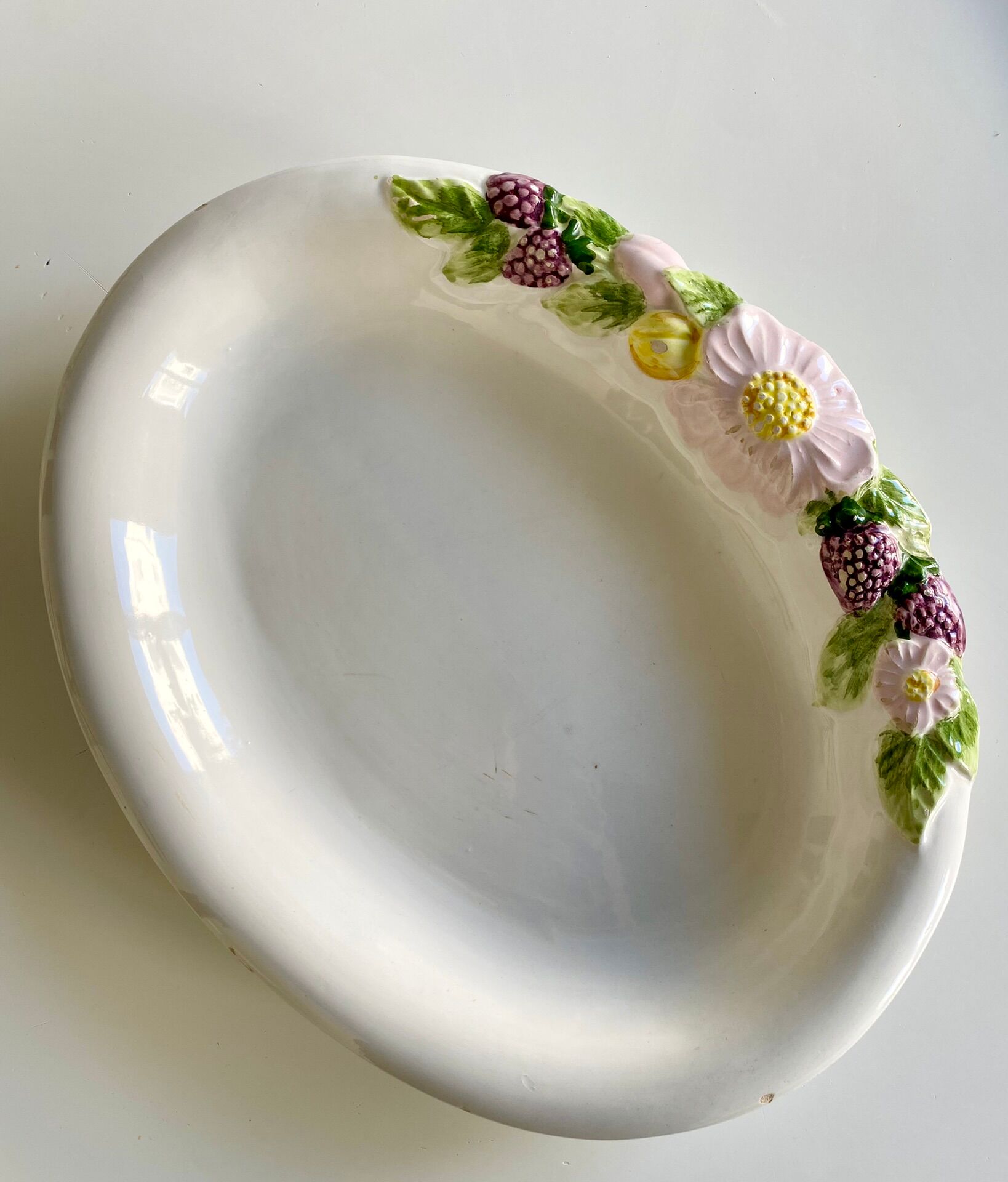 Oval-shaped dish slurry fruits and flowers