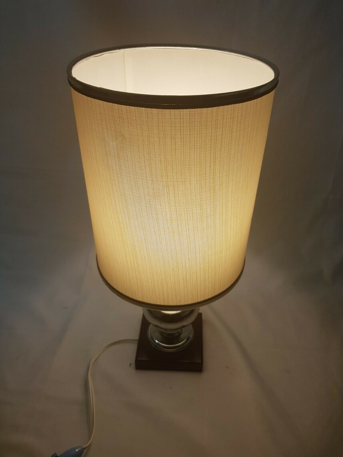 1950s 1950s 1950s gold metal and bakélite laying lamp