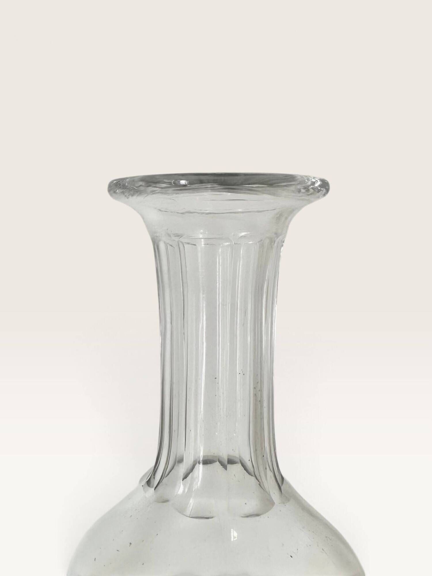 Art Deco whisky carafe in cut and engraved glass