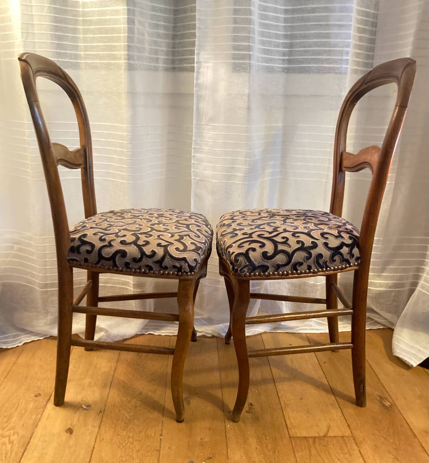 Chaises Louis Philippe en noyer époque XIXe, tapissées à neuf