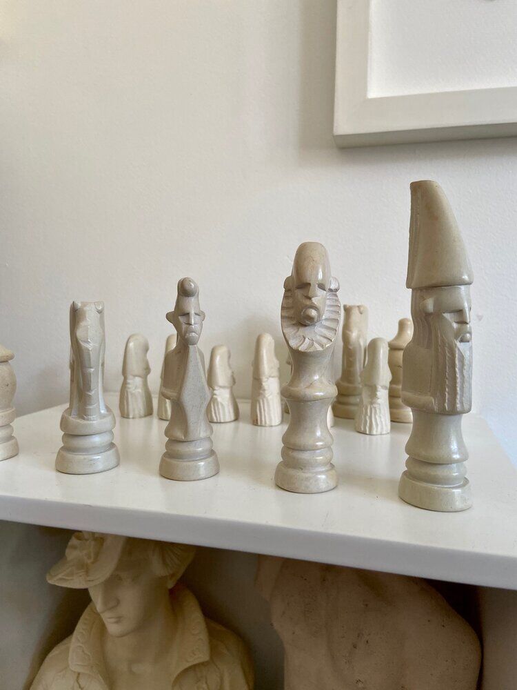 32 stone chess pieces