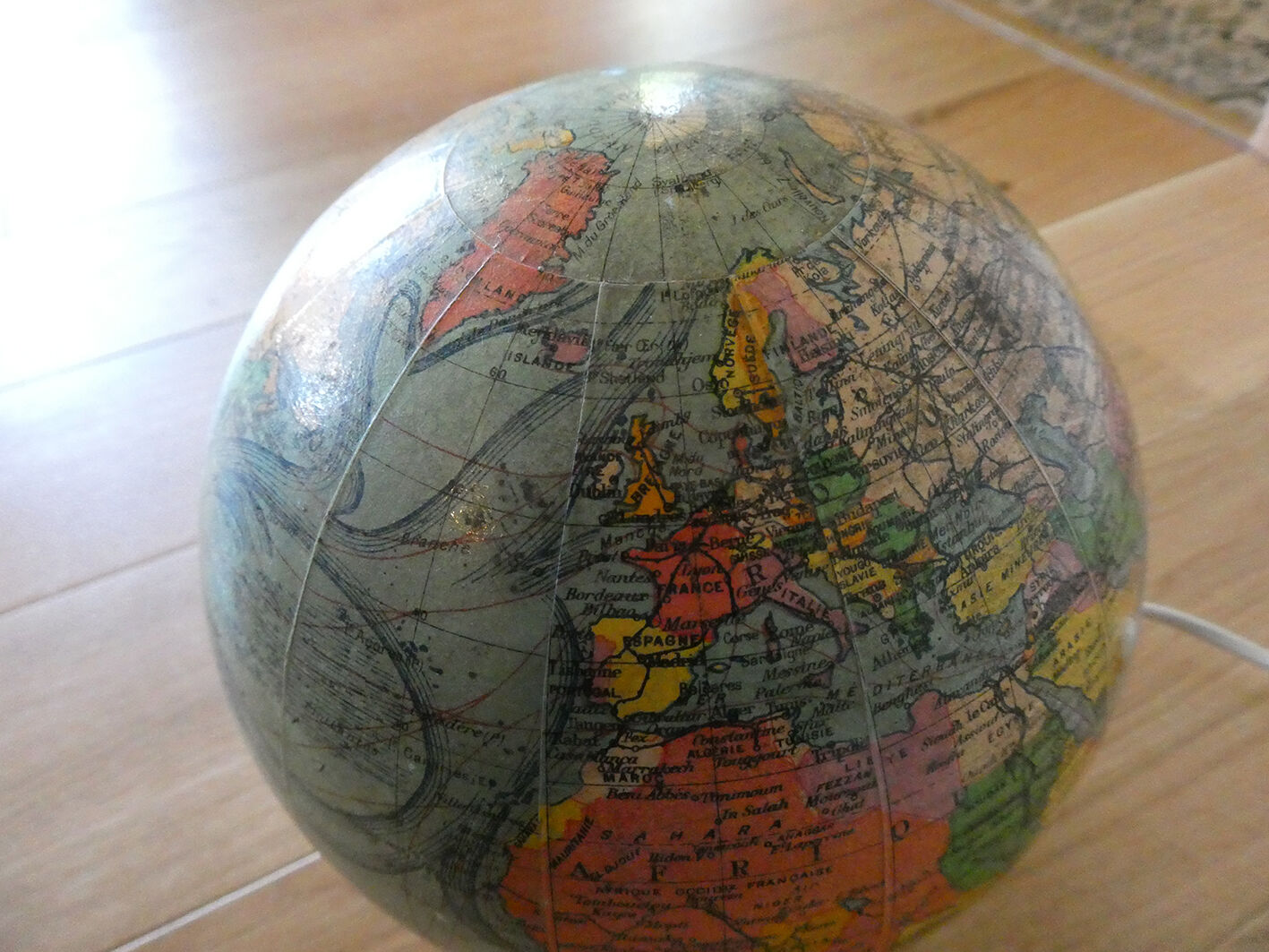 Light earth globe in vintage J-Forest glass from the 1940s