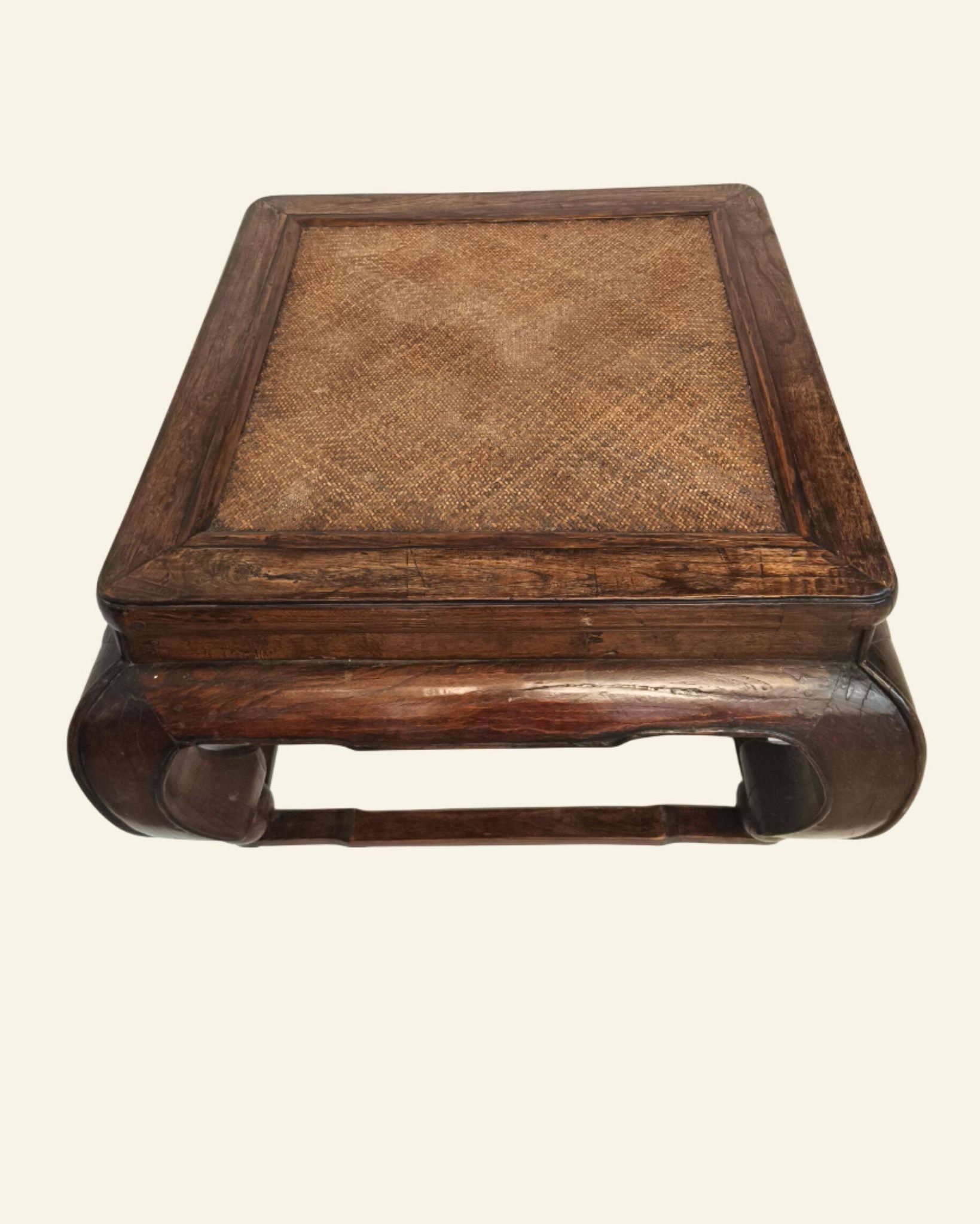 Table basse chinoise ancienne en orme, plateau en rotin, XIXe siècle