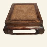 Table basse chinoise ancienne en orme, plateau en rotin, XIXe siècle