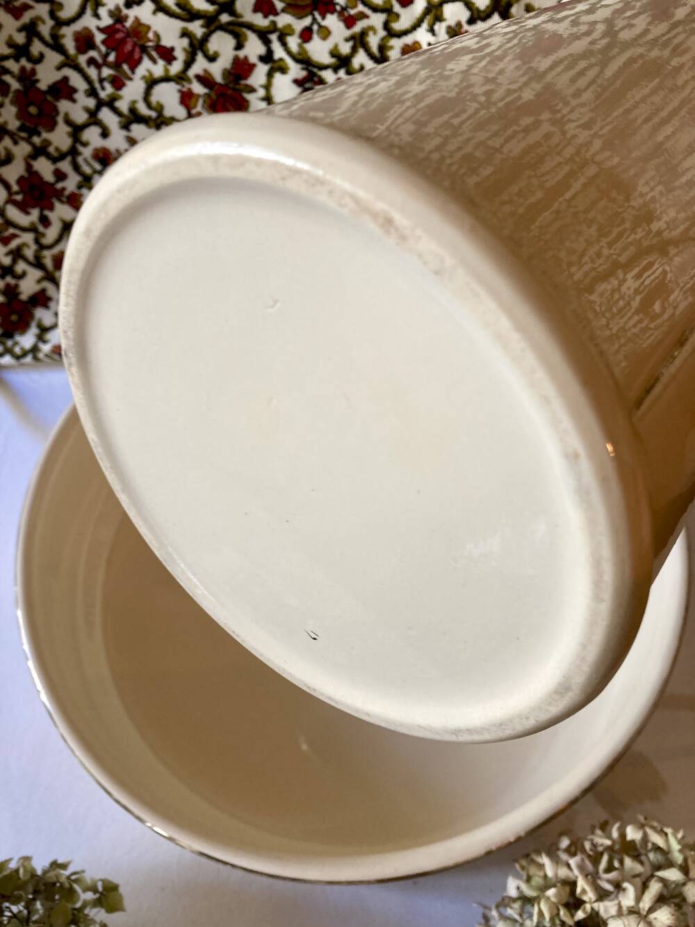 Washbasin and toilet jug in Sarreguemines earthenware.