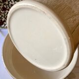 Washbasin and toilet jug in Sarreguemines earthenware.