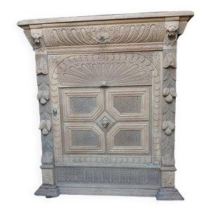 Meuble ancien richement