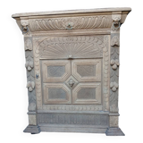 Meuble ancien richement décoré