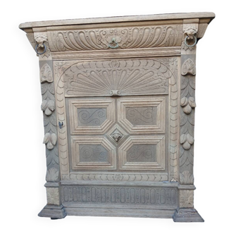 Meuble ancien richement décoré