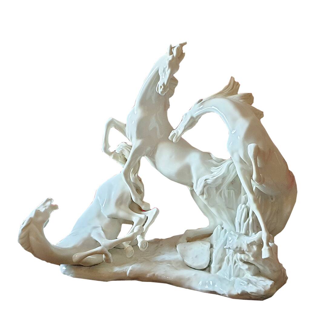 White statue Cavalho" 3 white wild horses