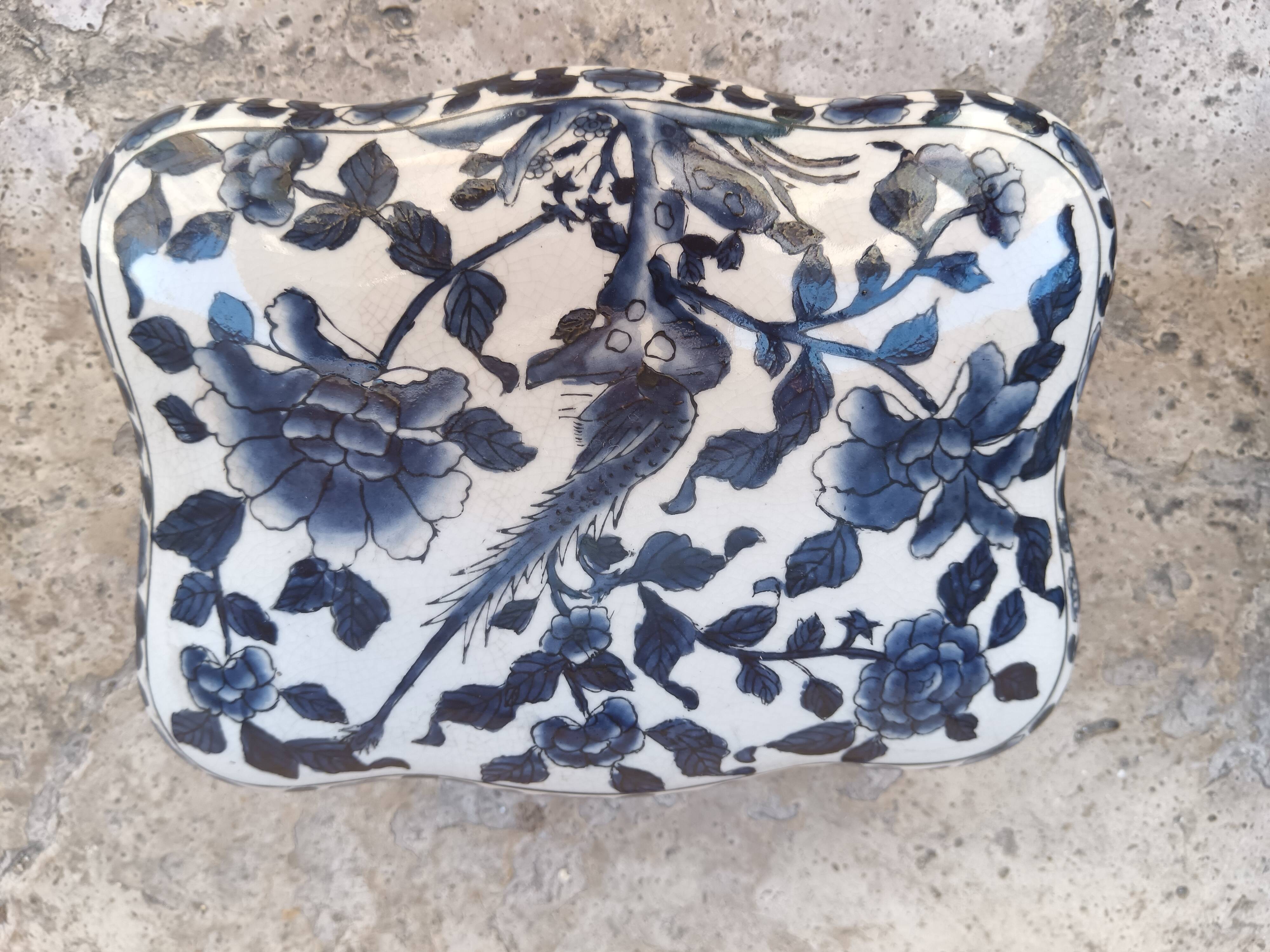 Pair of Chinese porcelain boxes blue and y