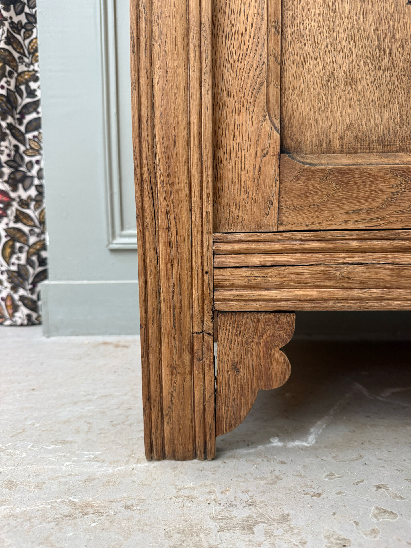 Parisian Art Deco display cabinet in oak (renovated)