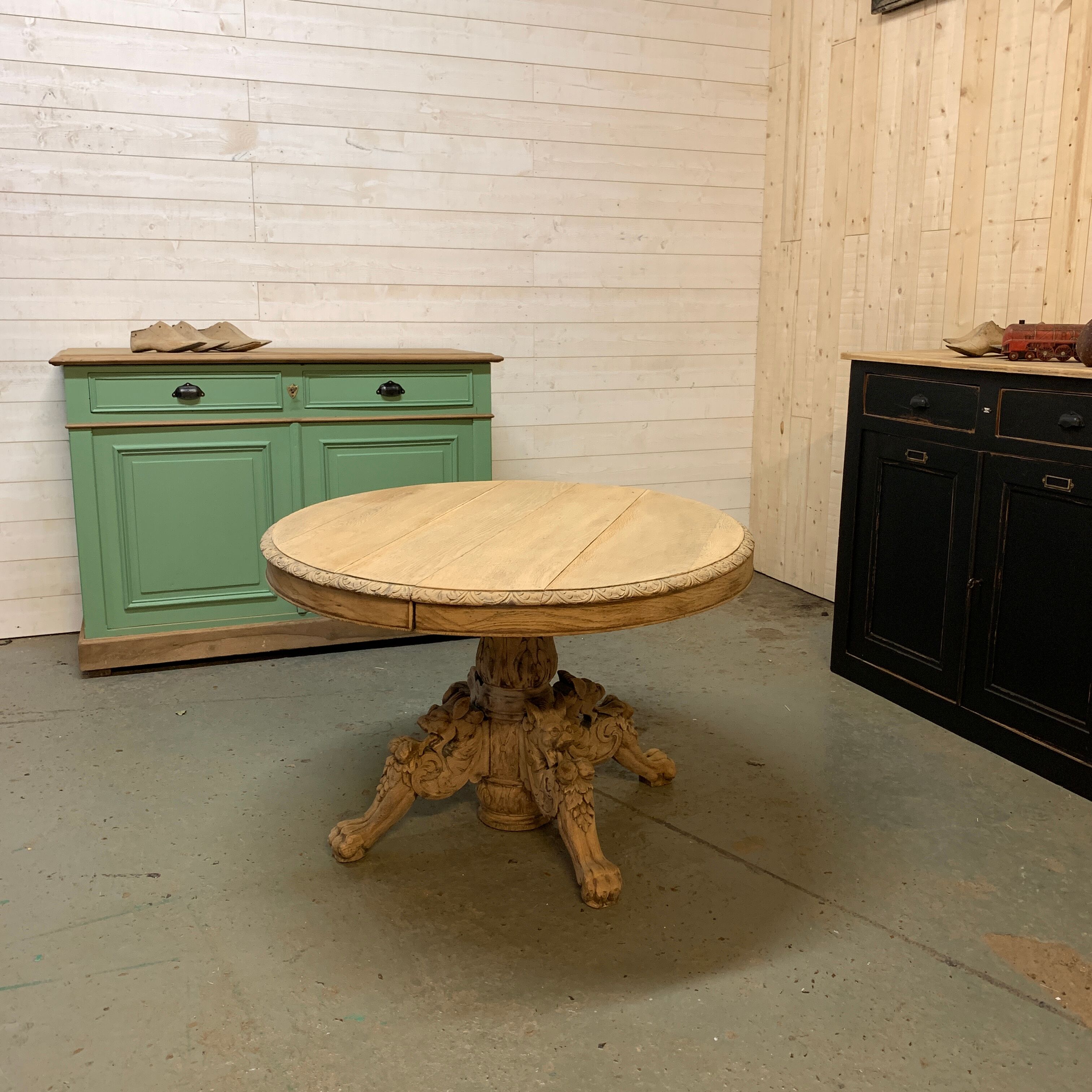 Table Henri II à pattes de lion en chêne brut extensible .
