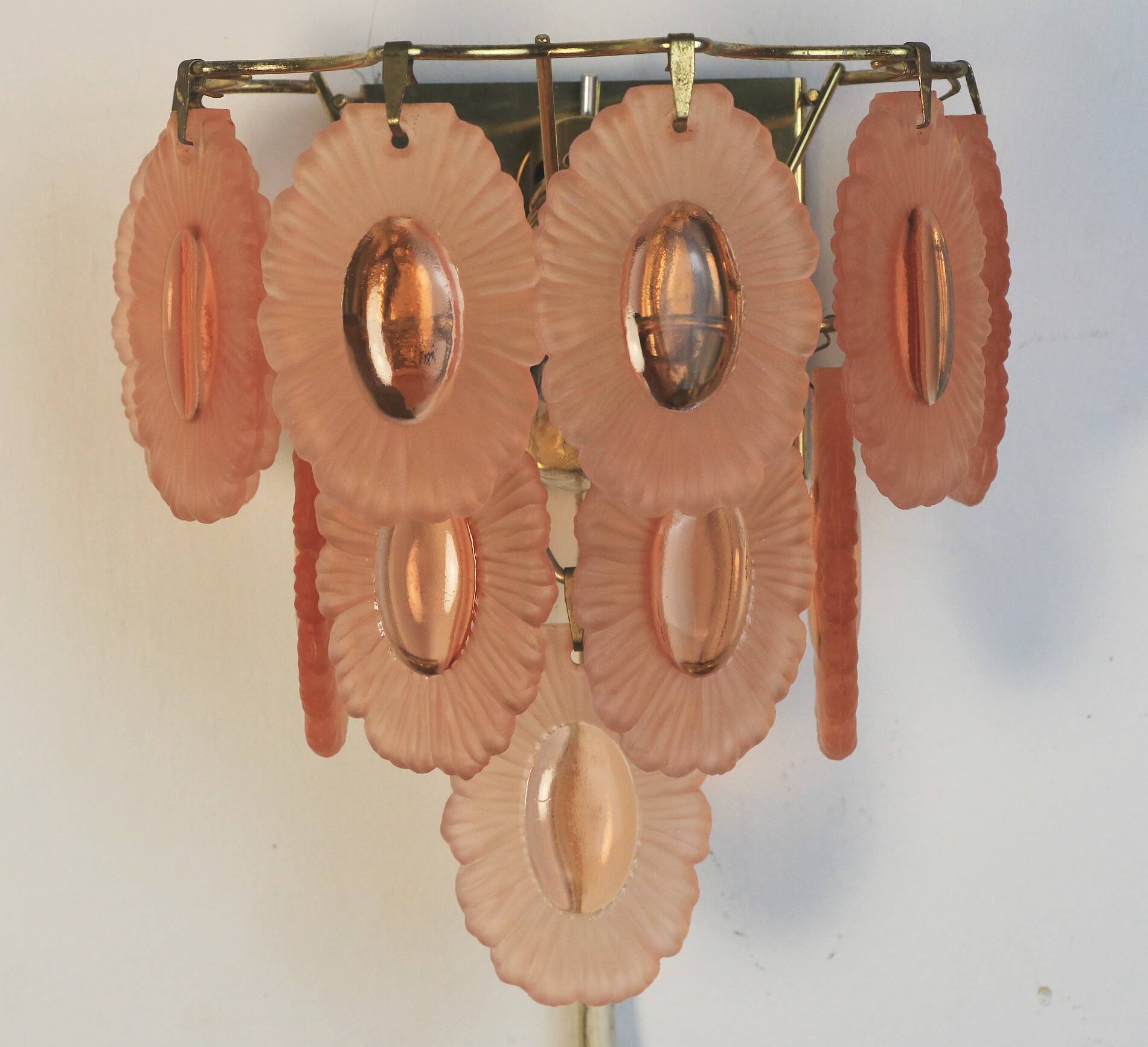Paire d'appliques avec médaillon en verre rose, années 1970