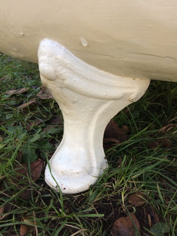 Cast iron bathtub on legs