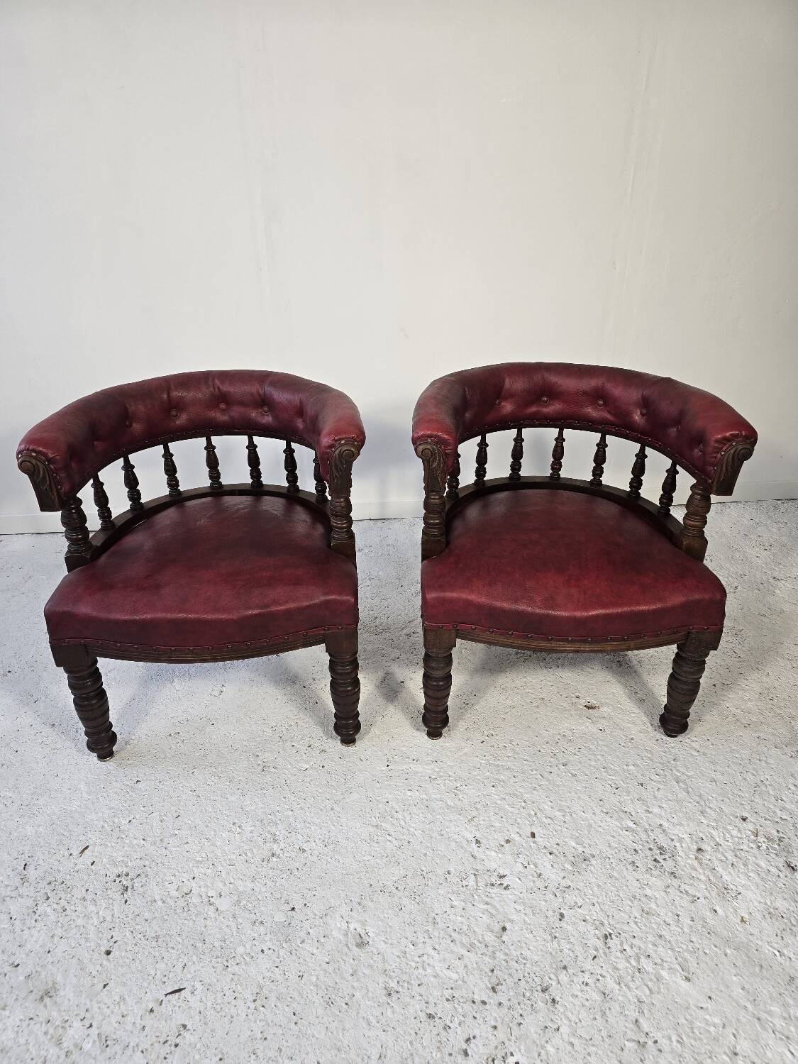 Pair of barrel chairs in turned wood and burgundy leather – Productio