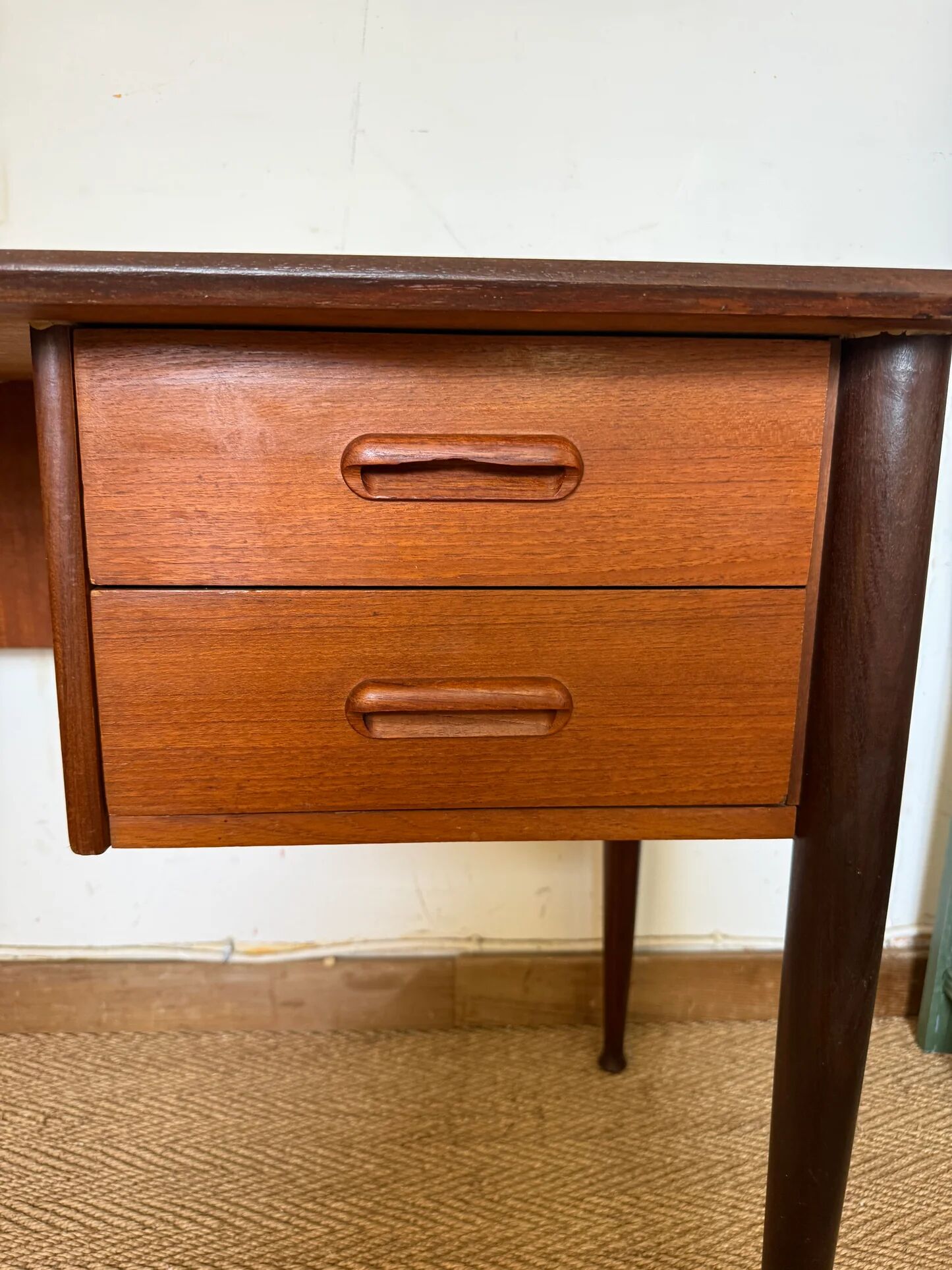 Bureau vintage style scandinave pieds fuselés