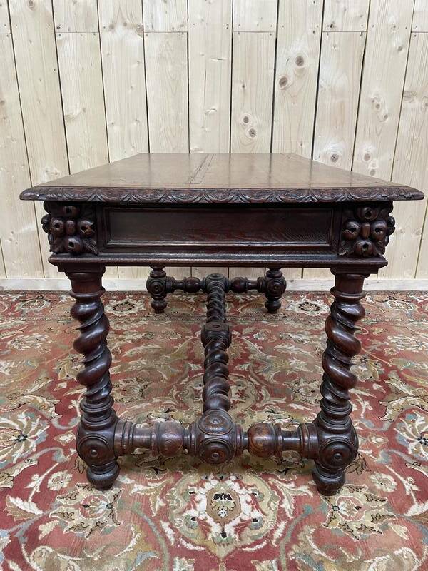 Bureau plat de style Louis XIII en chêne à deux tiroirs