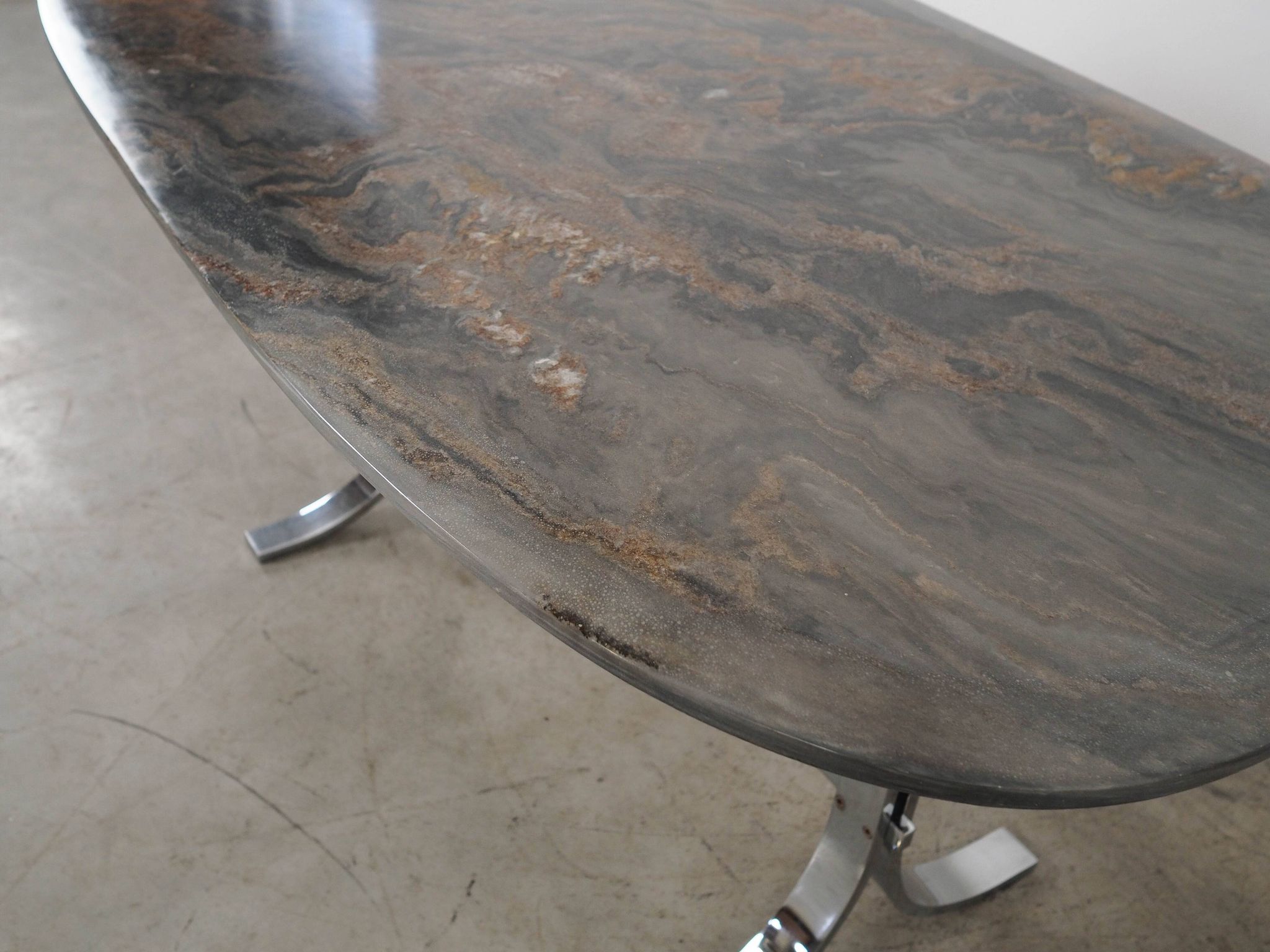 Table danoise en pierre, années 1980