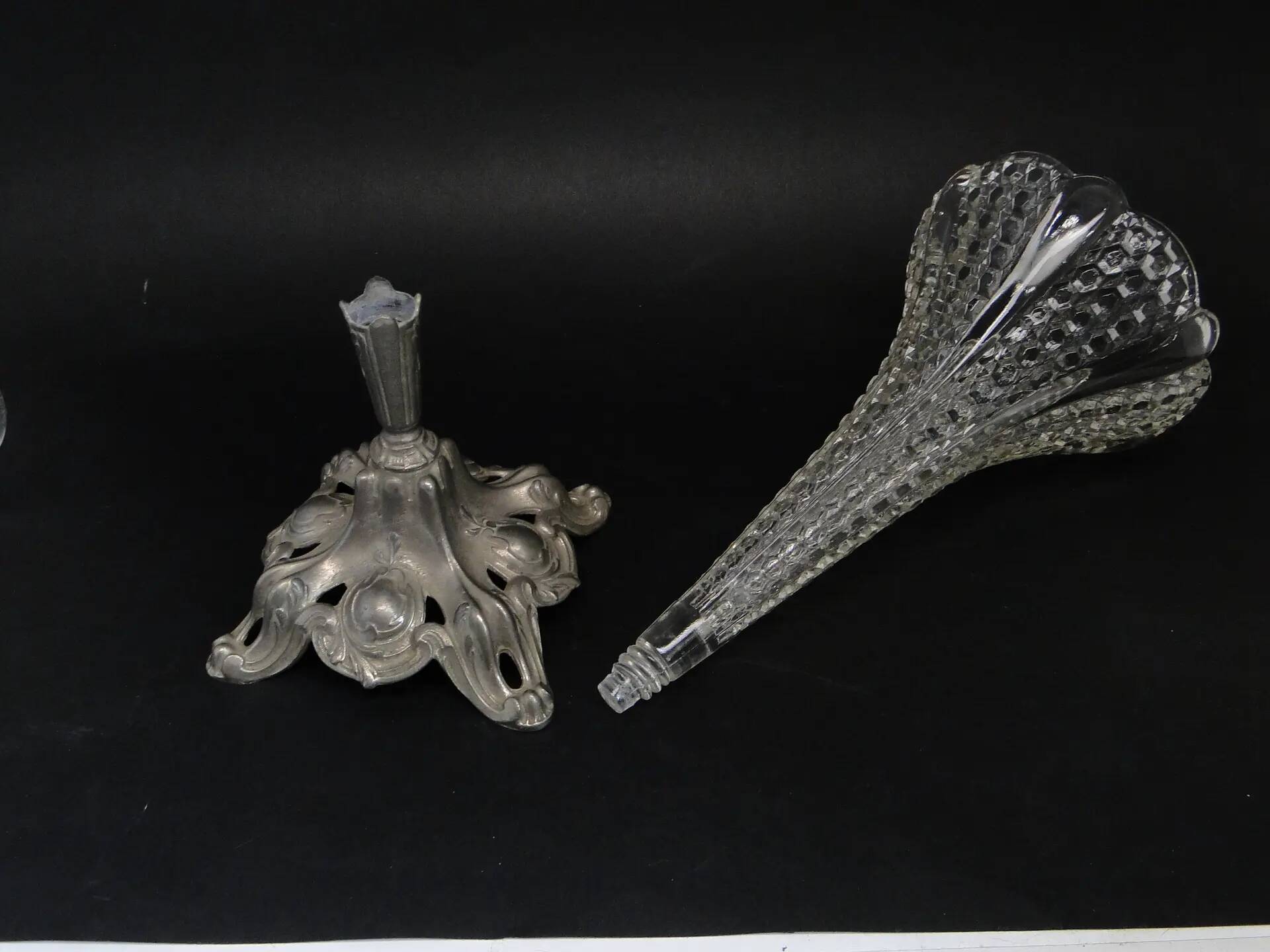 Vase Art Nouveau, verre pressé et étain, France, début du 20e siècle