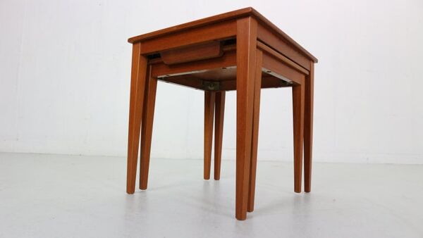 Tables De Nidification En Teck danois Modernes Du milieu Du Siècle Set Of 2, Années 1960