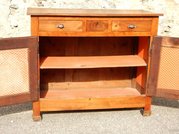 Ancien buffet de famille très élégant en noyer