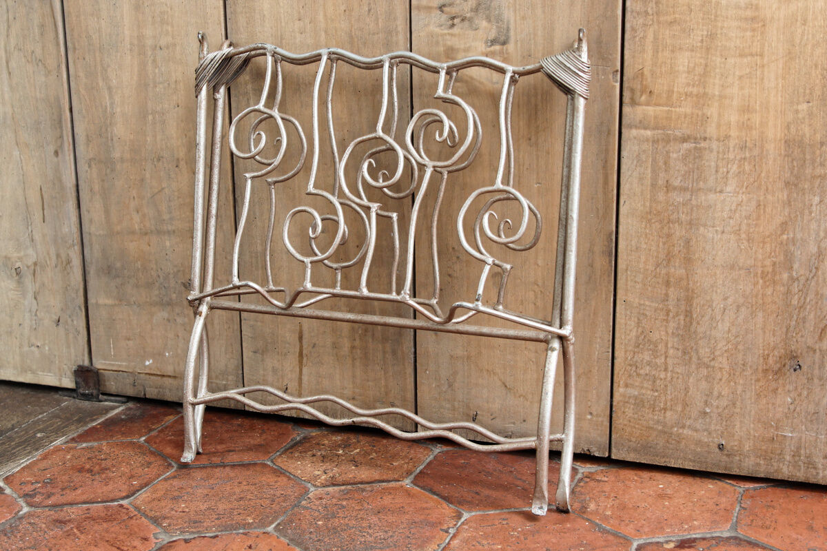Porte revue artisanal en fer forgé - art populaire