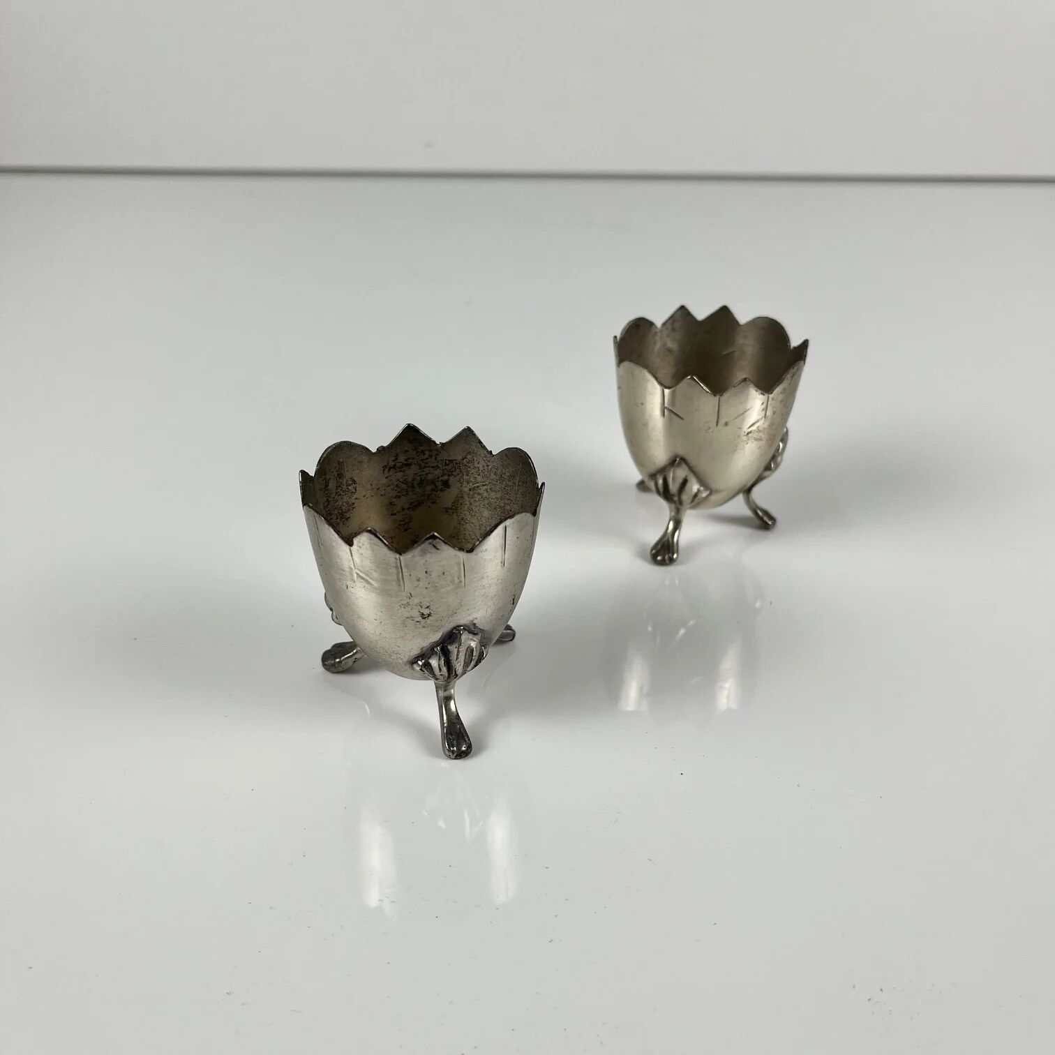 Paire de coquetiers anciens tripodes en maillechort, style Art Nouveau, vers 1900-1925