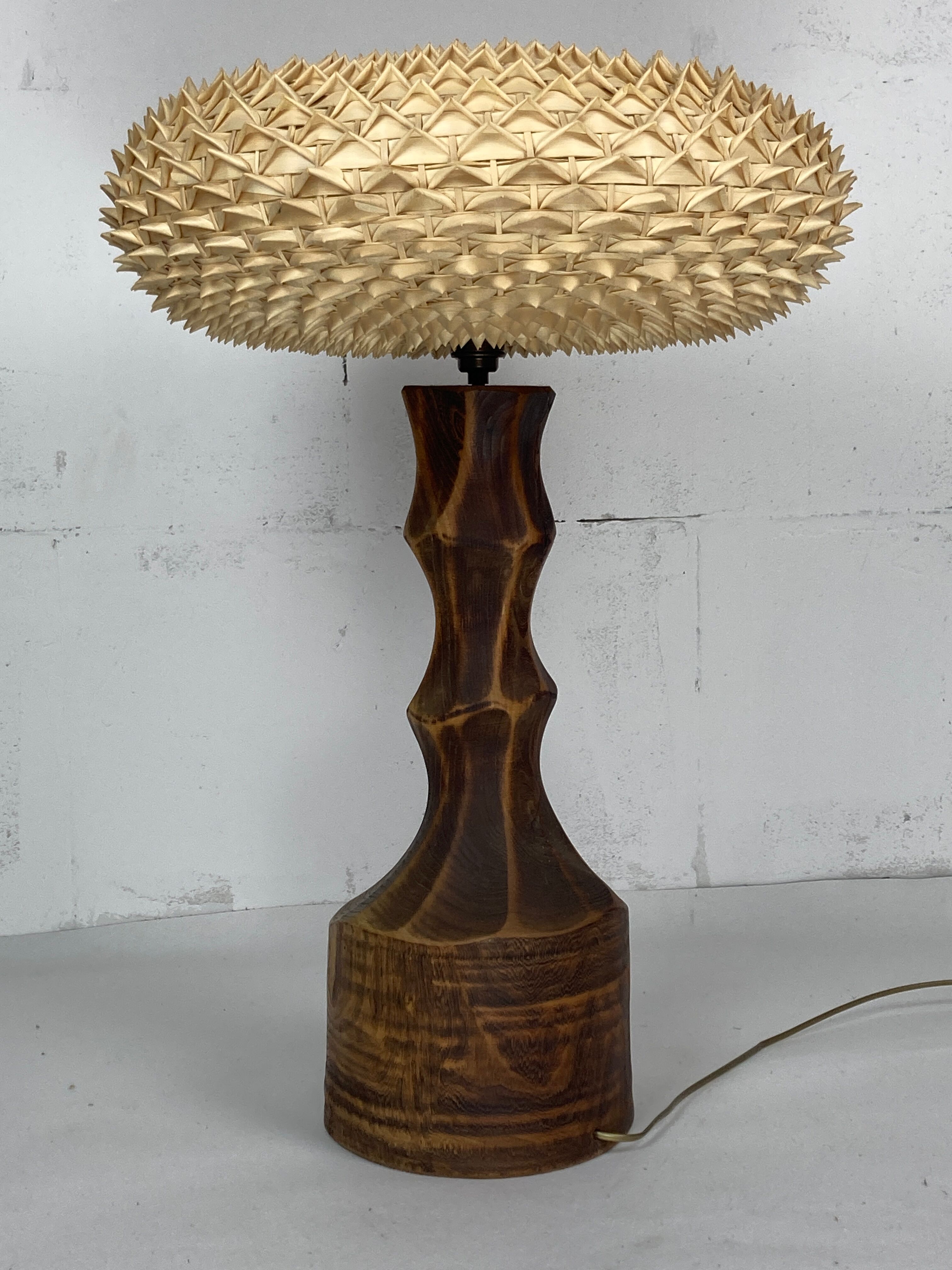 Large brutalist table lamp with rattan shade, Dutch ca 1960s ( 76 cm )