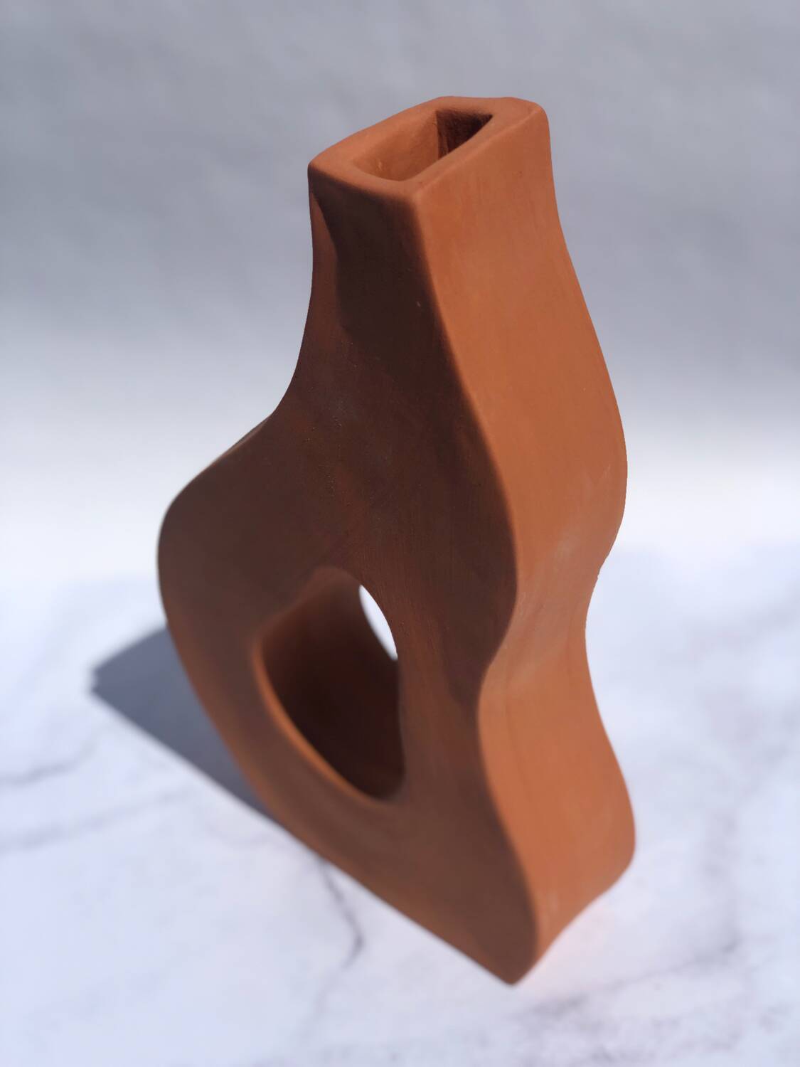 Vase plat en faïence rouge fait main artisanale creatrice