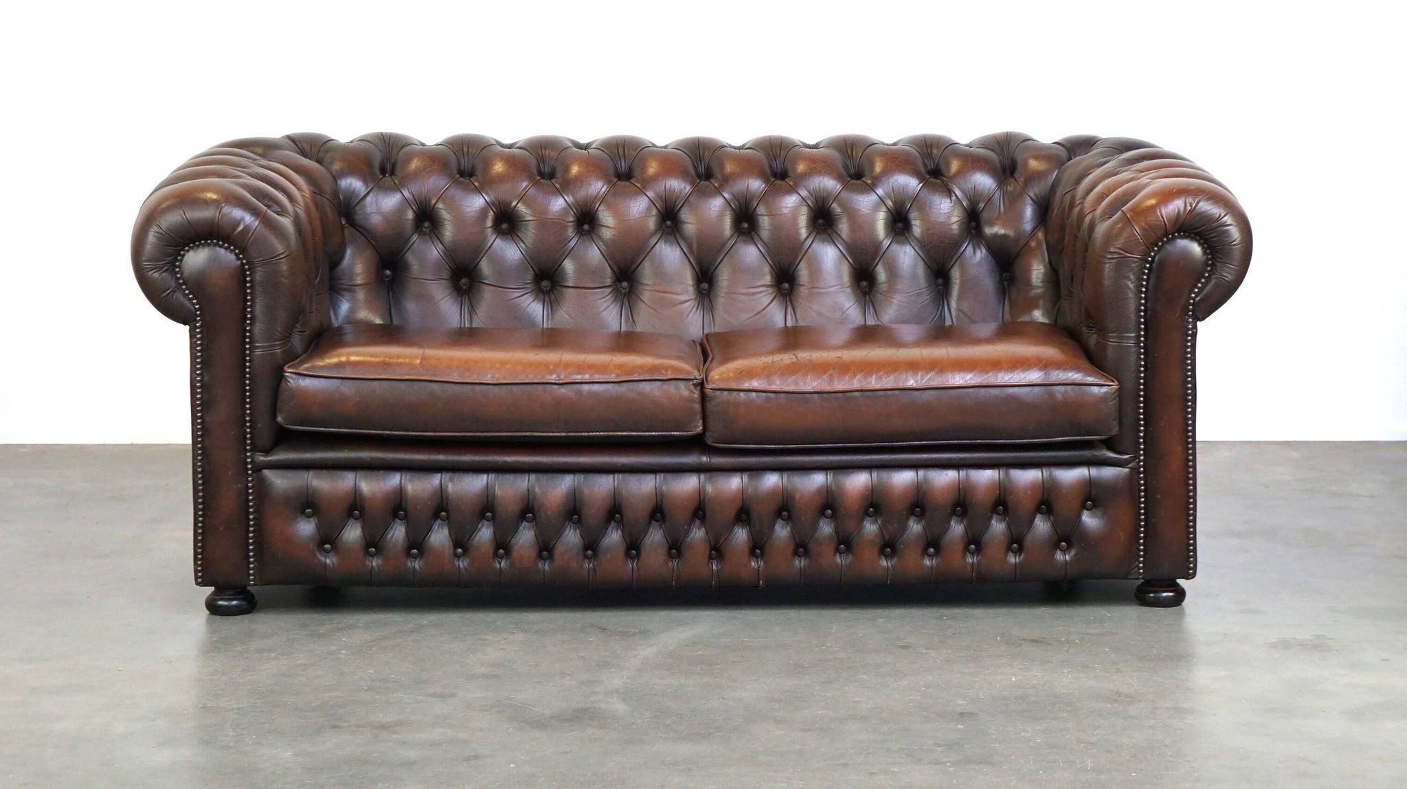 English Chesterfield 2.5 seater sofa in dark brown flamed cowhide leather