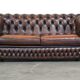 Canapé Chesterfield anglais 2,5 places en cuir de vachette flammé marron foncé