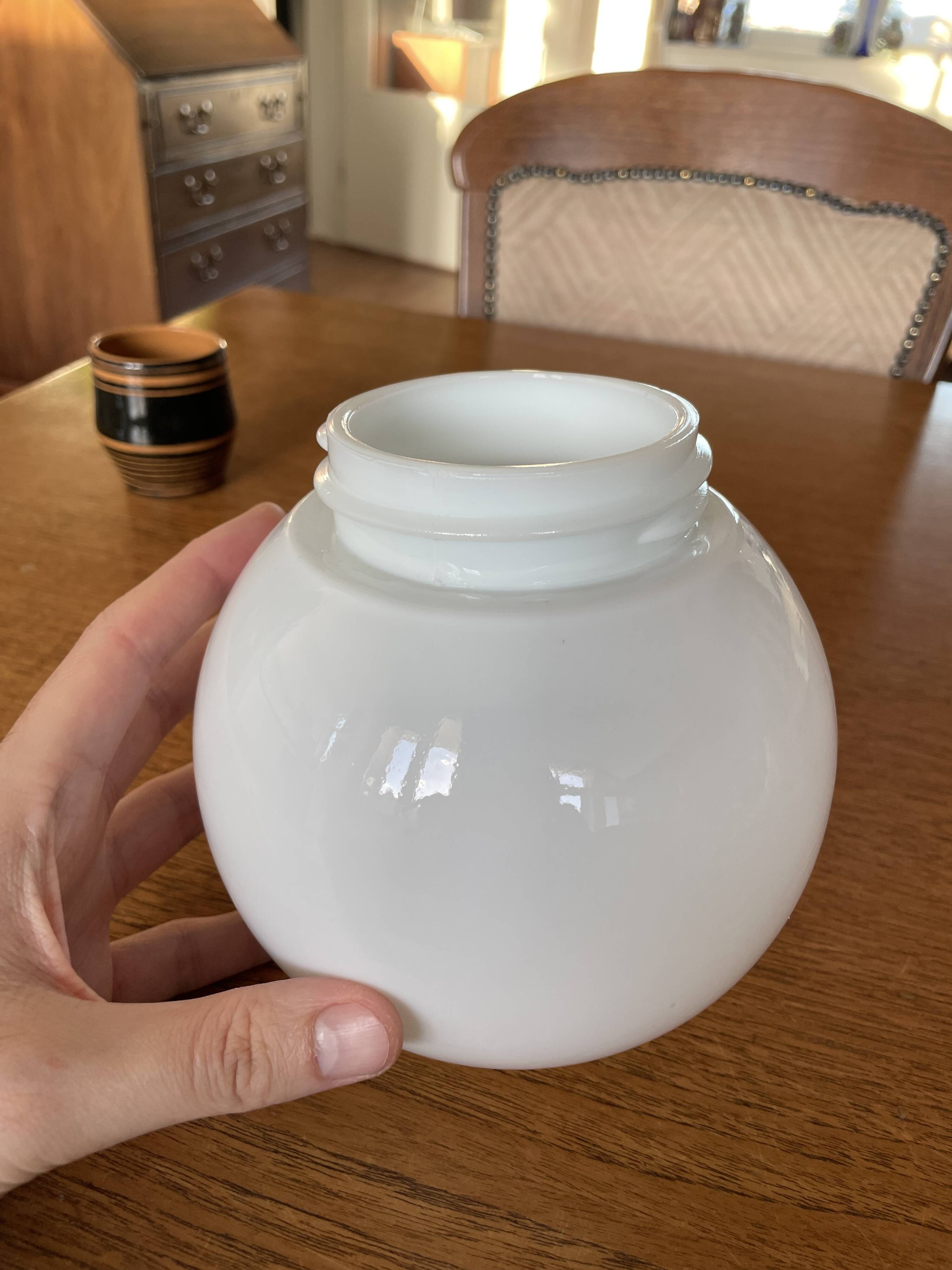 Plafonnier sphérique en verre opalin, abat-jour en verre opale de 7,5 cm de diamètre.