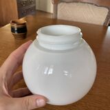 Plafonnier sphérique en verre opalin, abat-jour en verre opale de 7,5 cm de diamètre.