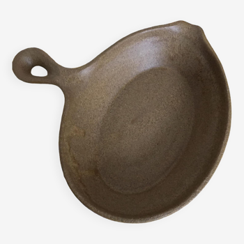 Skillet-shaped stoneware dish with handle and pouring spout