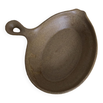 Skillet-shaped stoneware dish with handle and pouring spout
