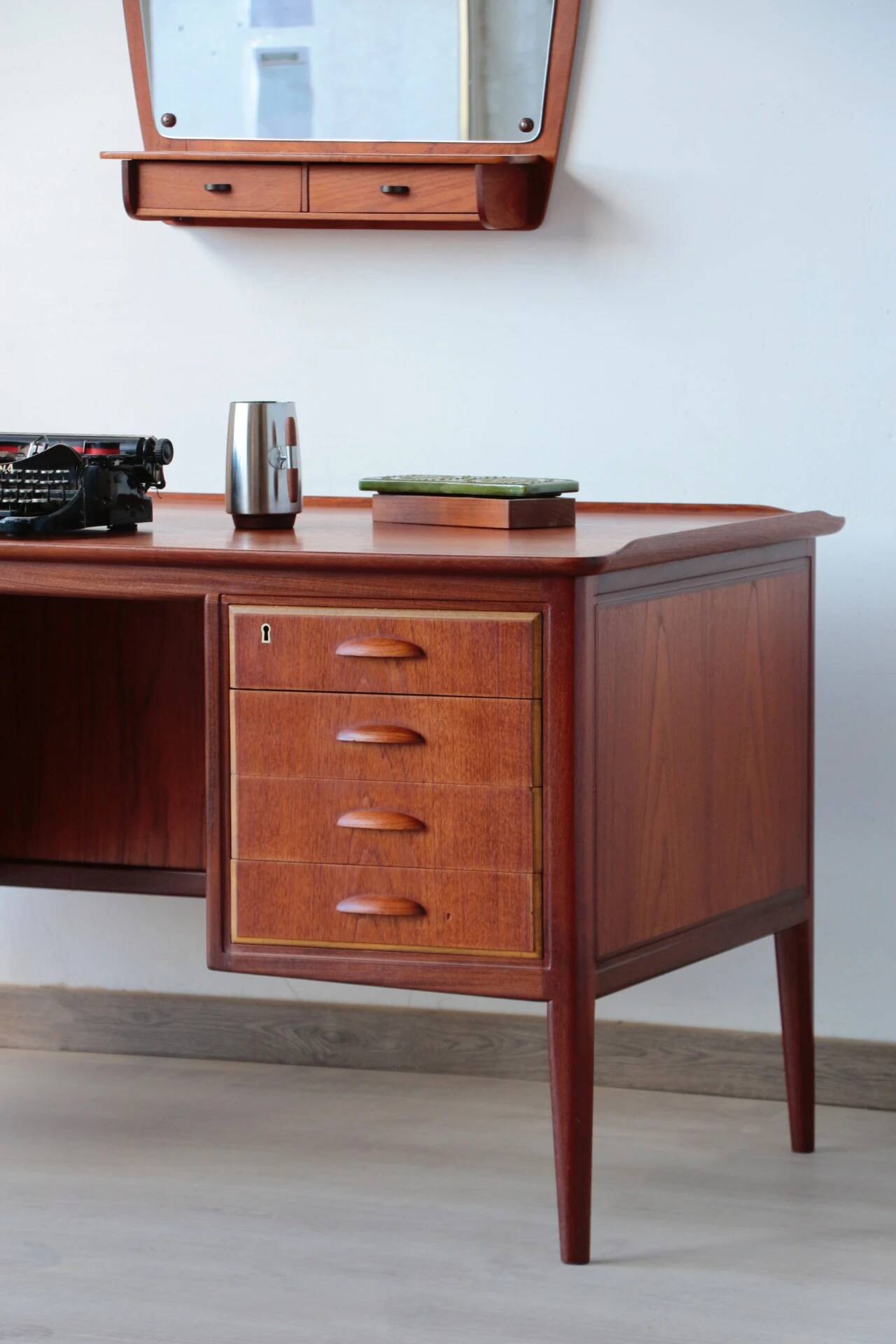 Desk Svend Aage Madsen: Danish Teck & Design (HP Hansen)