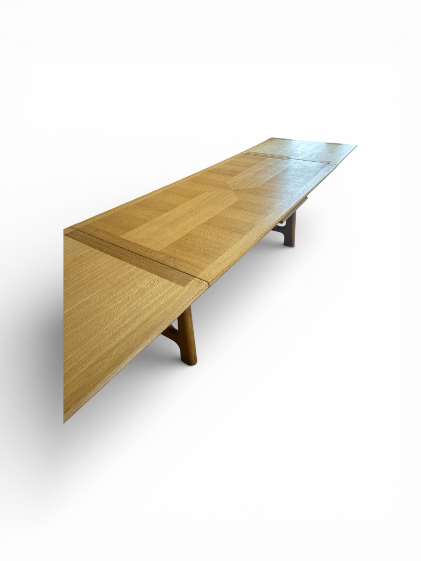 Table à rallonges en chêne par Guillerme & Chambron édition Votre Mais