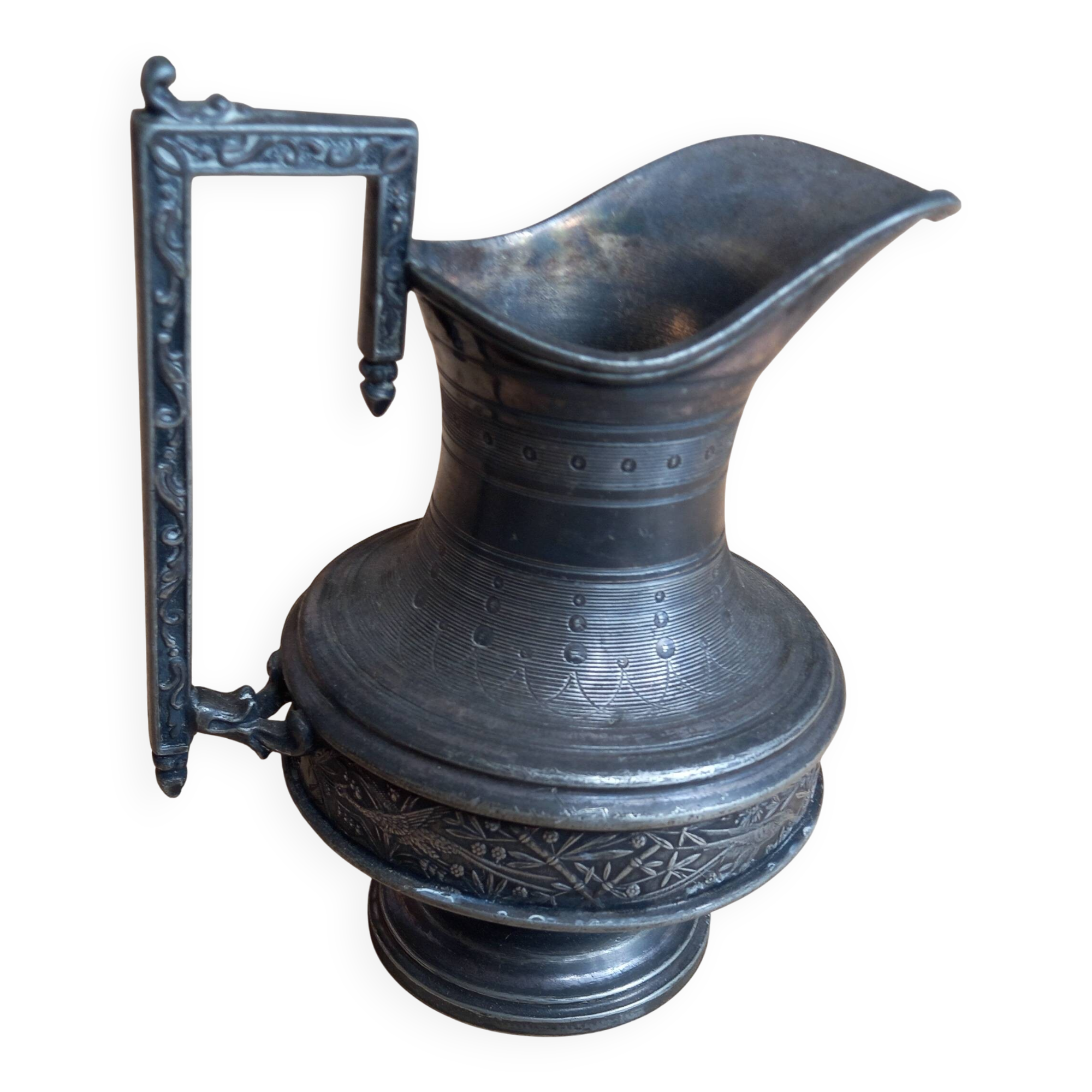 Ancien petit pichet sculté  modele rare