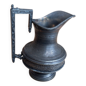 Ancien petit pichet sculté  modele rare