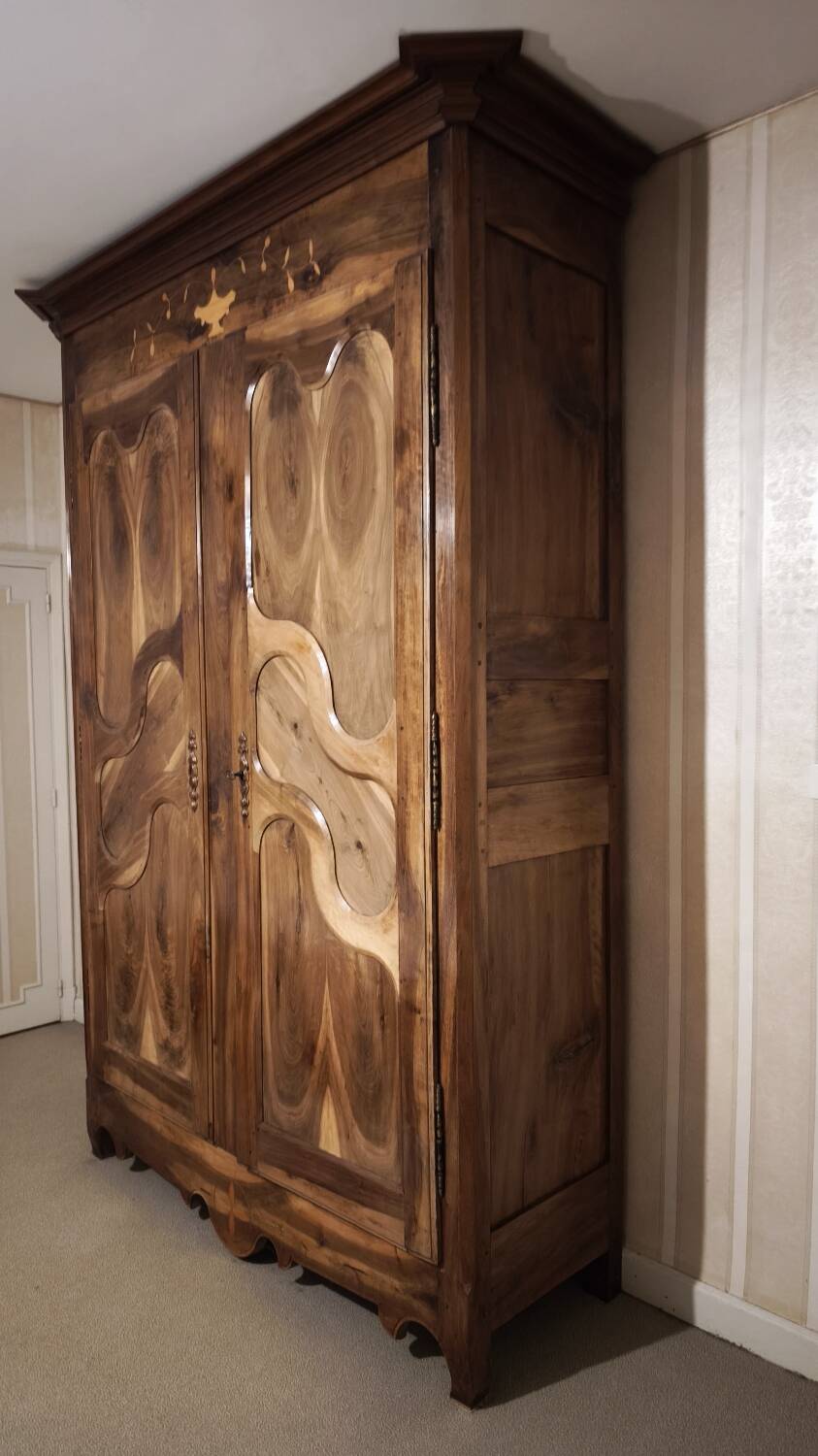 Magnifique armoire en noyer