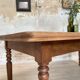 Table de ferme vintage aux pieds tournés