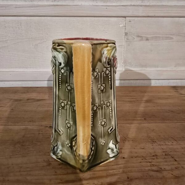 Pichet en barbotine faïencerie  Onnaing.