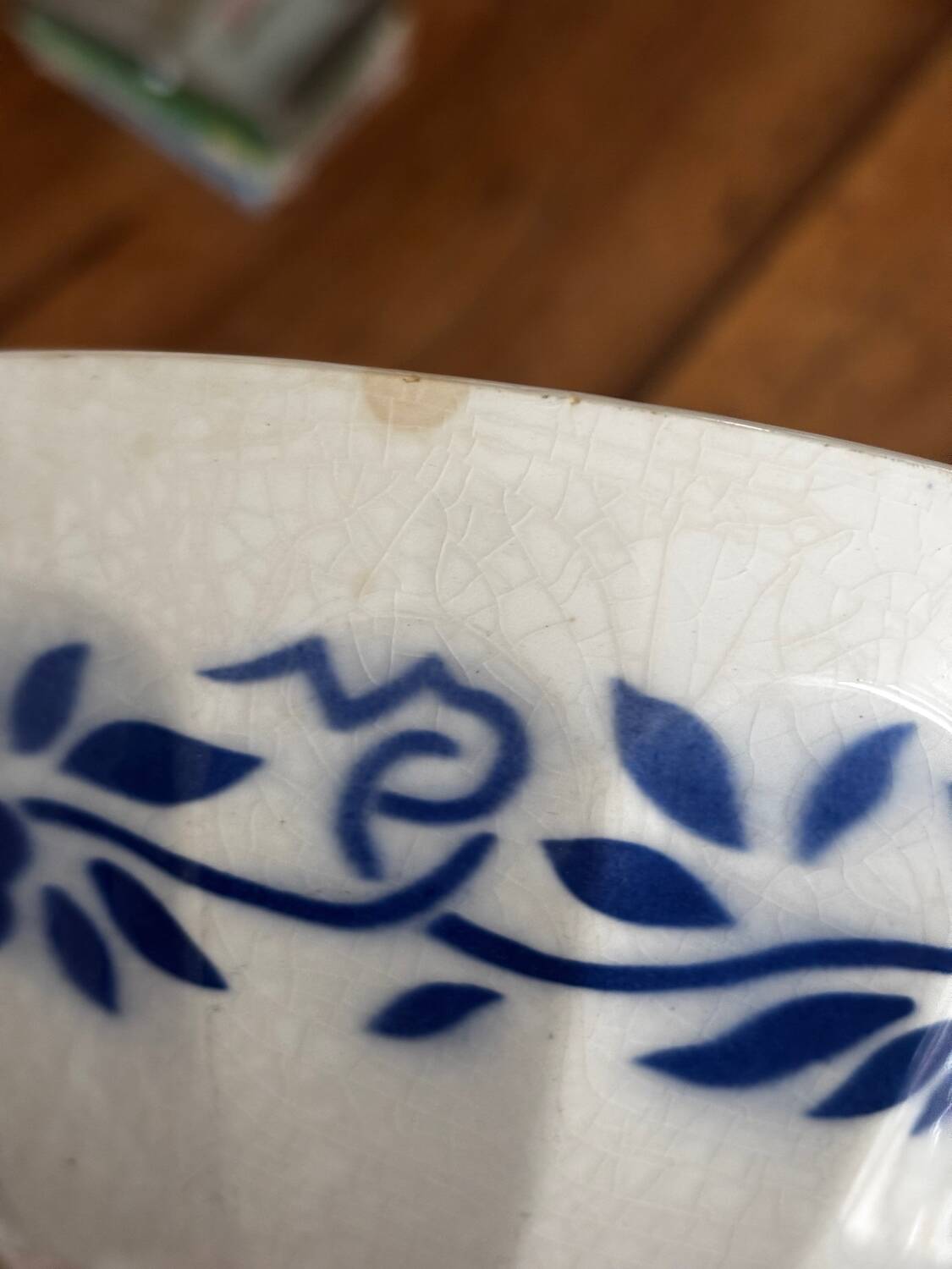 Bol ancien en faïence à décor de fleurs bleues