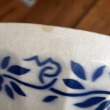 Bol ancien en faïence à décor de fleurs bleues